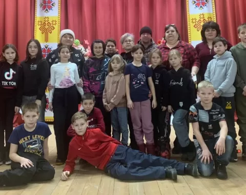 Акцию "Мы за мир!" в поддержку ребят в зоне СВО провели дети из приёмных семей Буинска